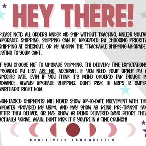 K&ouml;nnte beinhalten: Eine bordeauxfarbene Grafik mit dem Text "HEY THERE!". Der Text ist von Stern- und Mondillustrationen umgeben. Der Text enth&auml;lt Informationen zu Versand-Upgrades und Lieferzeiten f&uuml;r Bestellungen.