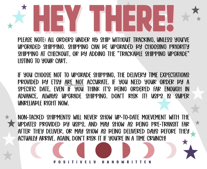 K&ouml;nnte beinhalten: Eine bordeauxfarbene Grafik mit dem Text "HEY THERE!". Der Text ist von Stern- und Mondillustrationen umgeben. Der Text enth&auml;lt Informationen zu Versand-Upgrades und Lieferzeiten f&uuml;r Bestellungen.