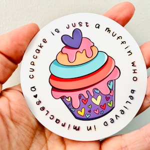 Un cupcake n’est qu’un muffin qui croyait aux miracles. Décalcomanie pour ordinateur portable. Hydroflask, Yéti, bouteille d’eau. Vinyle. Résistant à l’eau, Options mates