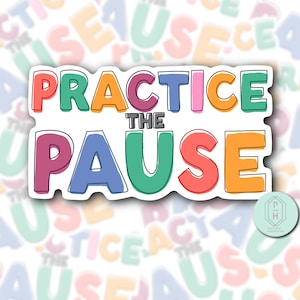 Pode incluir: Um adesivo colorido com o texto "PRACTICE THE PAUSE" em um fundo branco. As letras são contornadas em preto e têm um contorno branco.