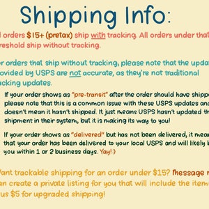 以下が含まれることがあります： 遊び心のあるフォントで「Shipping Info:」と書かれたターコイズ色のグラフィック。15ドル以上の注文の追跡や、USPSの更新の遅延など、配送ポリシーについて説明しています。アップグレードされた配送オプションも提供しています。