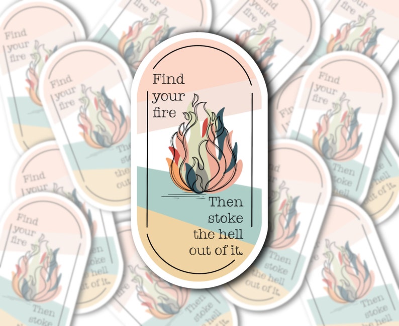 Puede incluir: Una pegatina ovalada con el texto "Find your fire. Then stoke the hell out of it." El dise&ntilde;o presenta una llama estilizada en tonos rojos, naranjas y azules, sobre un fondo pastel. Las pegatinas tienen forma ovalada.