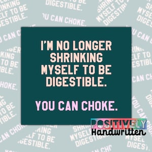 K&ouml;nnte beinhalten: Ein quadratisches, t&uuml;rkisfarbenes Grafikdesign mit dem Text "I'M NO LONGER SHRINKING MYSELF TO BE DIGESTIBLE. YOU CAN CHOKE." in Wei&szlig; und Rosa. Die Worte "POSITIVELY Handwritten" stehen unten in einem Regenbogenverlauf.