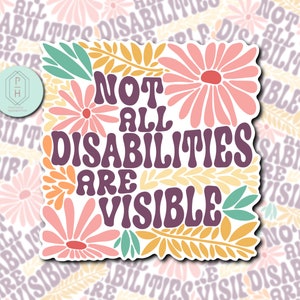 Könnte beinhalten: Ein Aufkleber mit einem floralen Design und dem Text "Not all disabilities are visible". Der Text ist in einem Retro-Schriftart-Stil gehalten und von rosa, gelben und grünen Blumen umgeben.