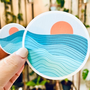 Autocollant Soleil et Océan. Autocollant pour ordinateur portable. Hydroflask, bouteille d’eau ou autocollant pour pare-chocs. Vinyle. Résistant à l'eau, options mates