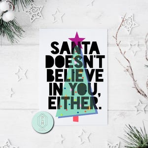 Papai Noel também não acredita em você. Cartão de Natal engraçado. Feito à mão, cartão de felicitações exclusivo. Presente para ela ou ele. Te amo