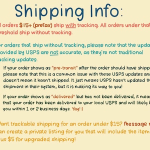 Puede incluir: Gr&aacute;fico turquesa con las palabras "Shipping Info:" en una fuente l&uacute;dica. El texto explica las pol&iacute;ticas de env&iacute;o, incluido el seguimiento para pedidos superiores a 15 $ y posibles retrasos con las actualizaciones de USPS. Tambi&eacute;n ofrece opciones de env&iacute;o mejoradas.