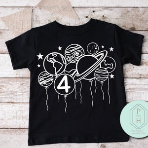 Quatrième anniversaire. PNG unique sur le thème de l’espace, des astronautes. 4 Conception de chemise d’anniversaire. Téléchargement instantané PNG. Fichier Cricut pour Vinyle, Sublimation.