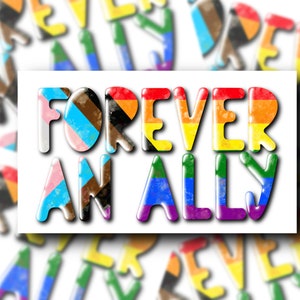 Op de afbeelding: Een witte achtergrond met de woorden "FOREVER AN ALLY" in regenboogkleuren. Elke letter is gemaakt van verschillende gekleurde strepen, waaronder rood, oranje, geel, groen, blauw, indigo en violet. De letters hebben een 3D-effect en een lichte schaduw.
