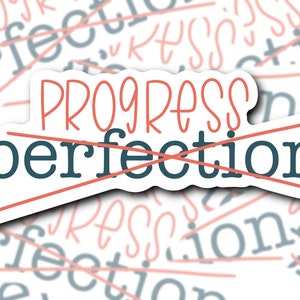 以下が含まれることがあります： 赤い「PROGRESS」と赤で打ち消された「perfection」の文字が書かれた白いステッカーです。
