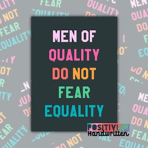 Può includere: Una citazione motivazionale in colori arcobaleno su uno sfondo grigio scuro. La citazione recita "Gli uomini di qualità non temono l'uguaglianza". Il testo "Positively Handwritten" è in bianco nella parte inferiore dell'immagine.