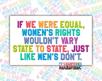 以下が含まれることがあります： IF WE WERE EQUAL, WOMEN'S RIGHTS WOULDN'T VARY STATE TO STATE, JUST LIKE MEN'S DON'Tというテキストが書かれた長方形の看板。文字は白地の上に多色の太いサンセリフ体で印刷されており、右下にロゴが配置されています。