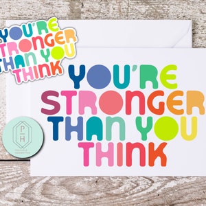 Eres más fuerte de lo que crees. Tarjeta de felicitación y calcomanía únicas hechas a mano y con letras a mano. Regalo para ella o él. Te amo regalo para un amigo.