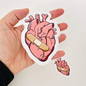 Corazón vendado / Defecto cardíaco congénito. Adhesivo resistente al agua, adhesivo para teléfono o portátil, corazón roto. Conciencia anatómica del corazón CHD