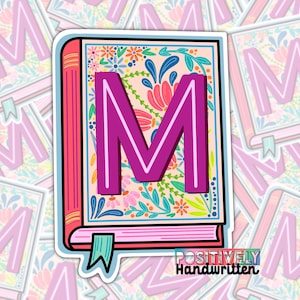 Sticker esthétique livre floral M initiale. Sticker monogramme lettre M pour Kindle, bouteille d'eau, ordinateur portable. Pour les amateurs de lecture, les enseignants, les bibliothécaires.