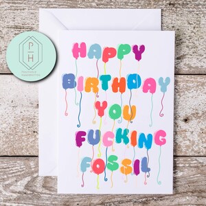 Feliz aniversário, seu f*dido fóssil. Balões. Cartão engraçado com palavrão. Cartão de felicitações exclusivo desenhado à mão. Presente para ela ou ele. Te amo