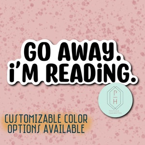 Irse. Estoy leyendo calcomanía para computadora portátil / Pegatina divertida para botella de agua / Regalo personalizable para amante de los libros, lector, bibliotecario / Relleno de medias.