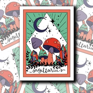 Può includere: Un'illustrazione fantasiosa del segno zodiacale Sagittario con una luna crescente, stelle e tre funghi con cappelli rossi e viola. I funghi sono circondati da cristalli e vegetazione. Il testo "Sagittario" è scritto in corsivo nella parte inferiore dell'immagine.