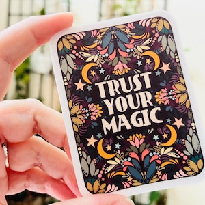 Confía en tu magia / Pegatina de carta del tarot de brujas / Calcomanía floral / Opciones resistentes al agua y a la intemperie