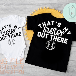 Das ist meine Schwester da draußen | Softball PNG Shirt Design für Bruder, Schwester | Silhouette, Cricut | Vinyl. Sublimation.