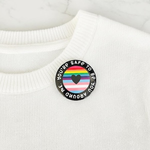 HBTQ+ Pride-knapp med regnbågshjärta och lapp