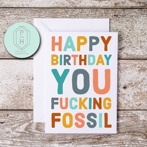Feliz cumpleaños, maldito Fossil. Tarjeta divertida con palabras malditas. Tarjeta de felicitación única, hecha a mano y con letras a mano. Regalo para ella o él. Te amo