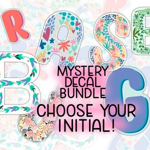 Könnte beinhalten: Ein Set aus bunten floralen Buchstabenaufklebern, mit den Buchstaben "R, A, S, E, B, U, G" sichtbar. Der Text "Mystery Decal Bundle Choose Your Initial!" ist ebenfalls sichtbar.