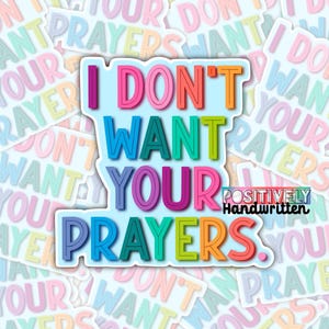 Może przedstawiać: Wykrawana naklejka z napisem I DON'T WANT YOUR PRAYERS. wykonanym pogrubioną, wielokolorową czcionką bezszeryfową z białą obwódką. Litery przechodzą przez odcienie różu, pomarańczu, żółci, zieleni, błękitu i fioletu na jasnoniebieskim tle.