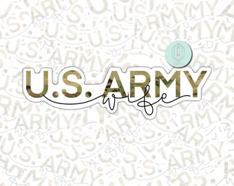 Puede incluir: Una pegatina blanca con el texto "U.S. ARMY wife" en letras negras. El texto está superpuesto con un patrón de camuflaje en tonos verdes y marrones.