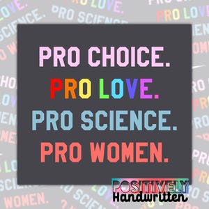 Pode incluir: Um cartaz cinza escuro com o texto "Pro Choice. Pro Love. Pro Science. Pro Women." em cores do arco-íris. O texto "Positively Handwritten" está na parte inferior do cartaz.