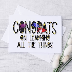 Cartão de formatura. Parabéns por aprender todas as coisas. Cartão de felicitações feito à mão, escrito à mão e engraçado. Presente para ela ou ele. Amo você