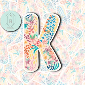 Floraler Initial K Sticker. Buchstabe K Monogramm Aufkleber. Für Hydroflask, Wasserflasche, Becheraufkleber. Wasserabweisende, wetterfeste Optionen
