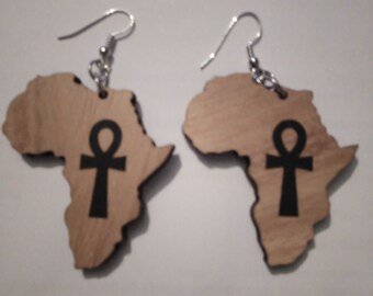 Wooden pendant with earrings.