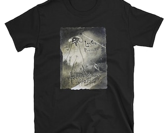 May include: Black t-shirt with a vintage illustration of a Martian tripod from the book "The War of the Worlds" by H.G. Wells. The illustration is in black and white and features the text "Livre Premier L'Arrivee des Marsiens".