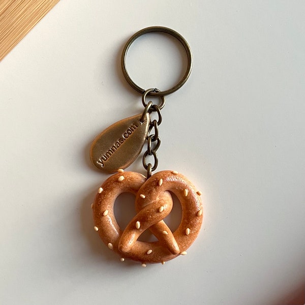 Pretzel keychain, cute keychain, pretzel keyring, novelty keychain, polymerclay charm, clay keyring, realistic food charm, food keychain