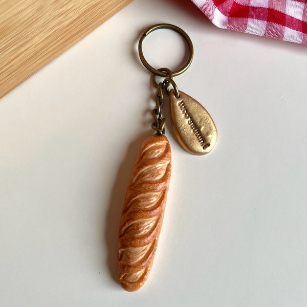 Stokbrood sleutelhanger, brood sleutelhanger, stokbrood sleutelhanger, nieuwigheid sleutelhanger, polymeerklei charme, klei sleutelhanger, realistische voedsel charme, voedsel sleutelhanger