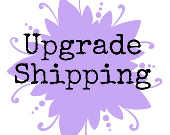 Può includere: Grafica di fiore viola con il testo "Upgrade Shipping" in nero.