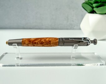 Bolígrafo de madera exótica de seis disparos, hecho a mano, hecho en casa, con nudo de arce estabilizado (Acer macrophyllum), estilo revólver, torneado a mano.