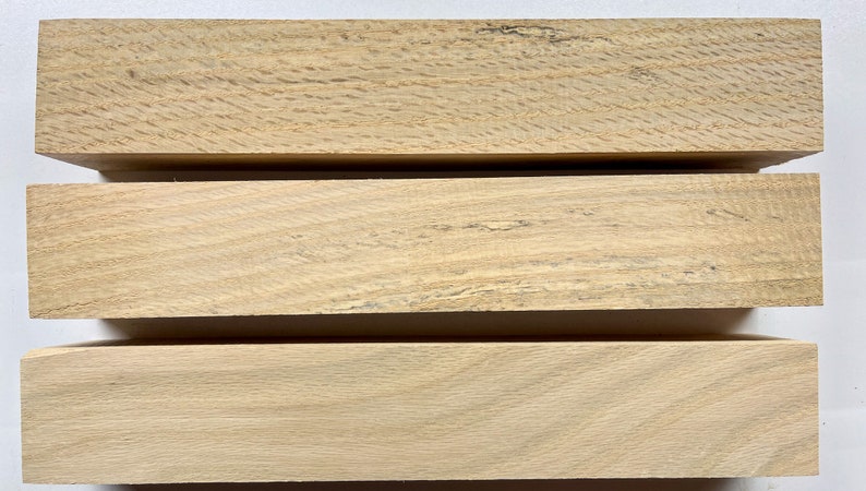 Puede incluir: Tres piezas de madera de color marr&oacute;n claro, apiladas una encima de la otra. La madera tiene un patr&oacute;n de veta natural.