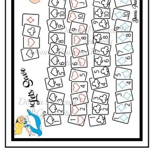 Op de afbeelding: Een printbaar spelbord met een eigenzinnig Alice in Wonderland-thema. Het bord is versierd met speelkaarten, waaronder harten, klaveren, ruiten en schoppen. Het spelbord is ontworpen voor een spel genaamd "Laten we Alice redden".