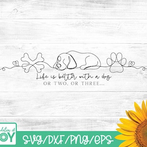 Könnte beinhalten: Eine schwarze Strichzeichnung auf weißem Holzgrund. Die Zeichnung zeigt einen Hund, einen Knochen und einen Pfotenabdruck mit dem Text "Life is better with a dog OR TWO, OR THREE...". Eine Sonnenblume befindet sich in der unteren rechten Ecke.