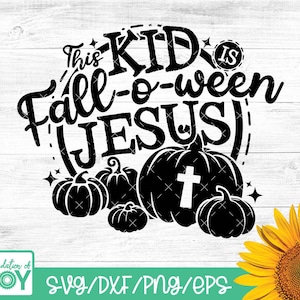 Puede incluir: Diseño gráfico en blanco y negro con el texto "This Kid Is Fall-o-ween Jesus" y varias calabazas.
