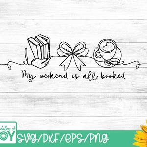 Könnte beinhalten: Schwarz-weiß-Linienkunst-Design auf weißem Holzgrund. Das Design umfasst eine Hand, die Bücher hält, eine Schleife und eine Kaffeetasse mit dem Text "My weekend is all booked". Eine Sonnenblume und ein Logo befinden sich in den unteren Ecken.