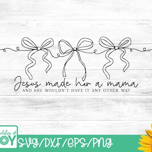 Könnte beinhalten: Schwarze Strichzeichnung mit drei Schleifen und Bändern sowie dem Text "Jesus made her a mama AND SHE WOULDN'T HAVE IT ANY OTHER WAY." Das Design befindet sich vor einem weißen Hintergrund mit Holzmaserung. In der unteren linken Ecke befindet sich ein grünes Logo mit dem Text "Foundation of JOY" und den Dateitypen SVG/DXF/EPS/PNG.