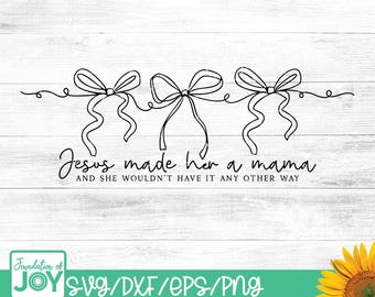 Op de afbeelding: Zwarte lijntekening van drie strikken met linten en de tekst "Jesus made her a mama AND SHE WOULDN'T HAVE IT ANY OTHER WAY." Het ontwerp staat tegen een witte achtergrond met houtnerf. In de linkerbenedenhoek staat een groen logo met de tekst "Foundation of JOY" en de bestandstypen SVG/DXF/EPS/PNG.
