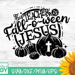 Puede incluir: Diseño gráfico en blanco y negro con el texto "This Teacher is Fall-o-ween (JESUS)" y una cruz dentro de una calabaza. Hay cinco calabazas en total, con un girasol en la esquina inferior derecha.