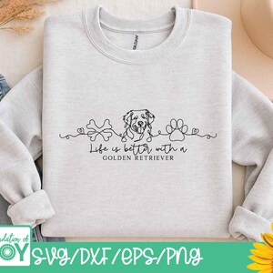 Op de afbeelding: Een lichtgrijs sweatshirt met de tekst "Life is better with a Golden Retriever" in het zwart. Het ontwerp bevat een lijntekening van een hond, een bot en een pootafdruk. De onderkant van de afbeelding heeft de tekst "SVG/DXF/EPS/PNG".