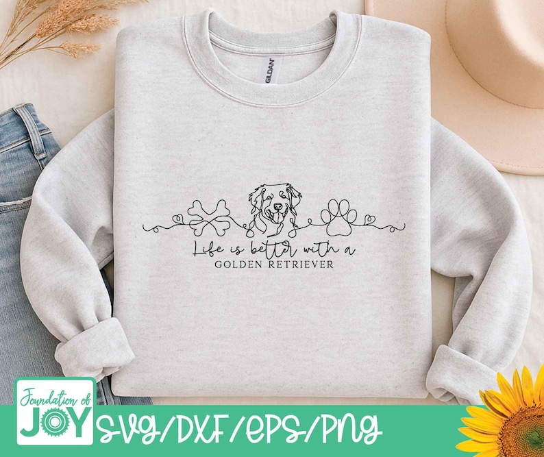 Op de afbeelding: Een lichtgrijs sweatshirt met de tekst "Life is better with a Golden Retriever" in het zwart. Het ontwerp bevat een lijntekening van een hond, een bot en een pootafdruk. De onderkant van de afbeelding heeft de tekst "SVG/DXF/EPS/PNG".
