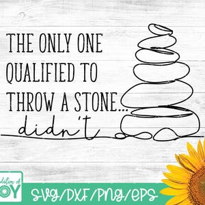Może przedstawiać: Czarno-biały projekt graficzny z tekstem "The only one qualified to throw a stone... didn't". Grafika przedstawia stos kamieni w stylu ogrodu zen.