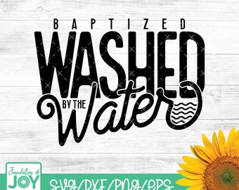 Puede incluir: Diseño gráfico en blanco y negro con el texto "Bautizado Lavado por el Agua" con un diseño de onda estilizado. El gráfico está sobre un fondo de madera blanca.